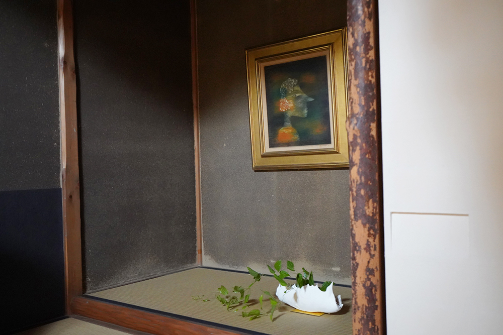 濃茶席にはパウル・クレーの肉筆画「シルヴィオ」（イセコレクション）が特別展示された。花入は佐合道子のオブジェ「slip」。